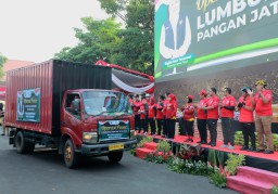 Khofifah Berangkatkan Truk Operasi Pasar Lumbung Pangan Jatim di 25 Titik Pasar Sampling BPS