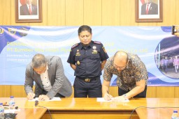 Bea Cukai Gresik Dampingi Kontrak Eksklusif PT Sumber Mas Indah Plywood dengan Wood Kenzoi Company Jepang