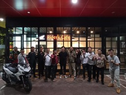 Bikers Honda ADV Kopdar Hybrid di MPM Riders Cafe Surabaya