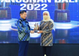 Gubernur Jatim Terima Penghargaan Perencanaan Pembangunan Daerah Dari Bappenas
