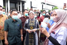 Menaker Ida Fauziah Serahkan BSU 3.017 Buruh Maspion