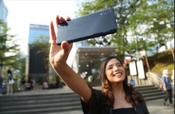 3 Tips OOTD Kekinian Sesuai dengan Warna Smartphone