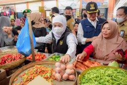 Sidak Pasar Lamongan, Gubernur Siapkan Bantalan Sosial Ekonomi