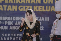 Arumi Dardak Cicipi Makanan Kampanyekan Cegah Stunting