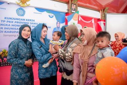 Arumi Bachsin Ajak Emak-Emak di Sampang Ikut Sukseskan BIAN