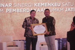 Dorong UMKM Ekspor Produknya, Bupati Gresik Dapat Penghargaan dari Kementerian Keuangan