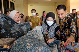 Eri Cahyadi Buka Batik Exhibition di One East Penthouse & Residence