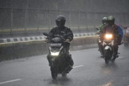Tips Berkendara #Cari Aman Saat Hujan, Hindari Hal ini