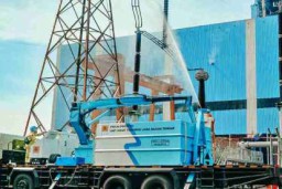 PLN Lakukan Cleaning Insulator dengan Metode Online Washer di PLTU Paiton 8