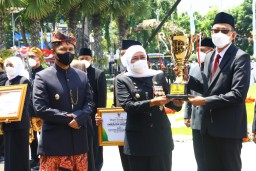 Kado HUT Provinsi Jatim Ke-77, Dirut Bank Jatim Terima Piala Bergilir Gubernur