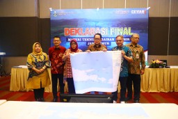 Sekdaprov Jatim Adhy Karyono Pimpin Deklarasi Final Materi Teknis Perairan Pesisir Jatim