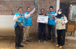 Pegawai PLN Patungan Gaji Bantu Terangi Listrik Warga Tak Mampu