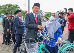 Pak Yes Beri Penghargaan Siswanya Yang Berprestasi