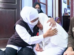 Datangi Korban Tragedi Kanjuruhan, Khofifah Pastikan Semua Korban Tertangani dan Terima Santunan