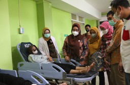 Wabup Gresik Sambangi Mahasiswi Bawean jadi Korban Tragedi Kanjuruhan