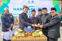 HUT Provinsi Jatim ke -77, Pak Yes Serahkan Bantuan Warga Terdampak Kenaikan BBM