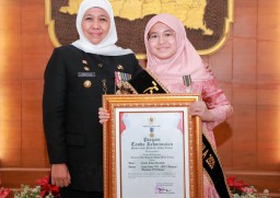 Si Jenius Cleona Terima Lencana Emas Jer Basuki Bawa Beya dari Gubernur Khofifah