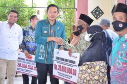 371 Penerima Manfaat Program BSPS Lamongan Terima Butab, Layakkan Rumah Jadi Lebih Sehat