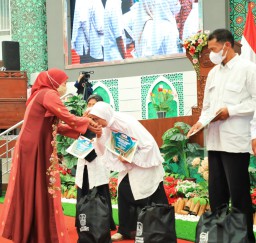 Gubernur Khofifah Terus Bagikan Zakat Produktif Serta Penguatan Gizi Bagi Bumil dan Balita