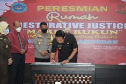 Kajati Mia Amiati Resmikan Rumah Restorative Justice di Lamongan