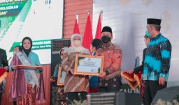 Bupati Gresik Raih Anugerah Peduli Ketahanan Pangan dari Gubernur Jatim