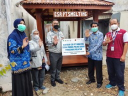 Smelting Serahkan Bantuan Pojok Dahak Untuk Puskesmas Nelayan Gresik
