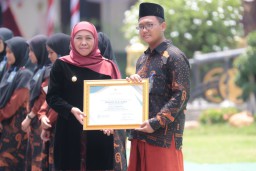 Khofifah Serahkan Sertifikat WBTB Pencipta Sholawat Badar