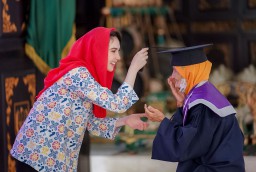 Positif, Arumi Bachsin Semangati Wisuda Sekolah Lansia Tangguh dan Sekolah Keluarga