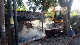 Atasi Macet Manyar, Pemkab Gresik Mulai Bongkar Lapak Untuk Proyek Pelebaran Jalan