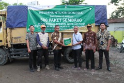 Petrokimia Gresik Salurkan 500 Paket Bantuan Korban Banjir Kali Lamong