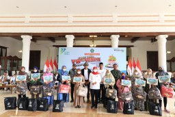Cegah Stunting, Khofifah Bagikan Bantuan untuk 77 Bumil