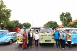Khofifah Lepas East Java VW And Vespa Festival 2022