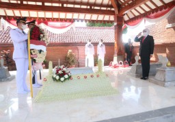 Gubernur Khofifah Pimpin Apel Ziarah di Makam RMT Ario Soerjo