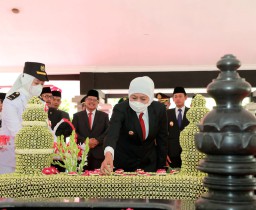 Gubernur Khofifah Ziarah ke Pusara RPH. M. Noer