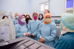 Khofifah Resmikan Laboratorium AMR di BBLK Surabaya
