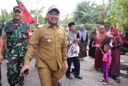 Sambangi TMMD Gresik, Bupati Yani Inginkan Desa Mandiri
