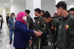 Gubernur Khofifah Optimis Ponpes Darul Huda Mayak Ponorogo Raih Juara Piala KASAD