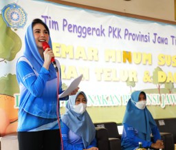 Arumi Bachsin Ajak Bocah SD Minum Susu dan Makan Telur