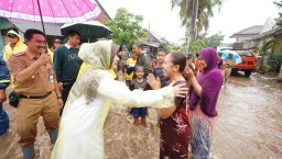 Bupati Banyuwangi Keliling Bantu Warga Terdampak Banjir