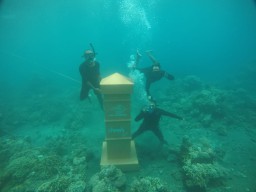 Selfi di Kotak Pos Bawah Laut di Pantai Grand Watudodol Banyuwangi