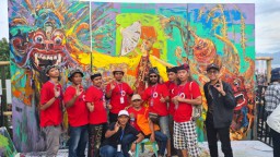 Perupa Banyuwangi Lukis Festival Gandrung di Kanvas Raksasa