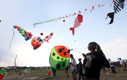 Sempat Tertunda, Festival Layang-layang Surabaya Berlangsung Meriah