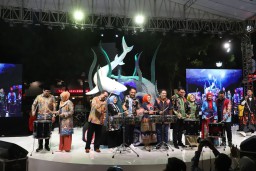 Lima Kepala Daerah Meriahkan Karnaval Nang Tunjungan Surabaya