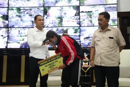 Eri Cahyadi Serahkan Bonus Atlet Porprov Surabaya Senilai Rp 17 Miliar