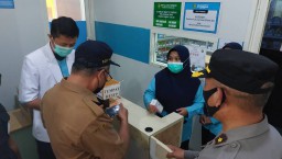Dinkes Kabupaten Kediri Sidak Obat Sirop Anak di Apotek