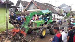 PTPN XII Bantu Sembako dan Alat Berat Banjir Kalibaru Banyuwangi