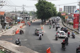 Jalan Pertigaan Bangah Aloha Bebas Macet Usai Dilebarkan Gus Muhdlor