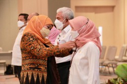 Gubernur Khofifah Kukuhkan Satgas PMPA Jatim