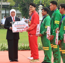 Gubernur Khofifah Berikan Bonus Bagi Atlet Berprestasi dan Anugerahkan Lencana Jer Basuki Mawa Beya Perak pada 13 Tokoh