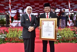 Dirut PG Dwi Satriyo Annurogo Terima Penghargaan Jer Basuki Mawa Beya dari Gubernur Jatim